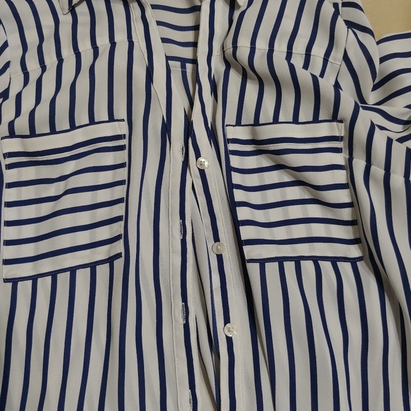 Express button up Blouse - Picture 3 of 5